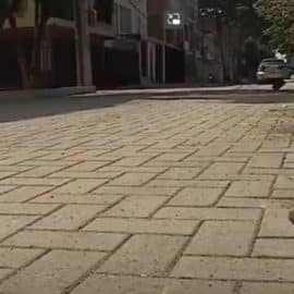 Jóvenes adoquinan algunas calles en la zona oriental de Cali