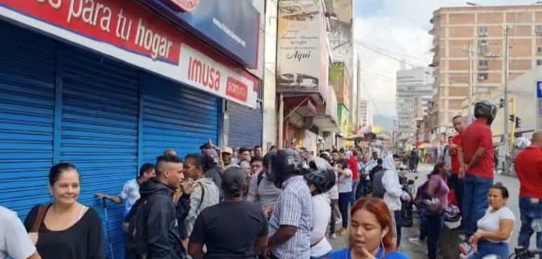 Largas filas de caleños intentando acceder a productos de electrodomésticos