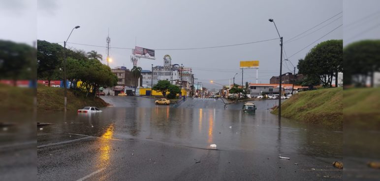 Monumentales trancones y vías colapsadas por lluvias en Cali