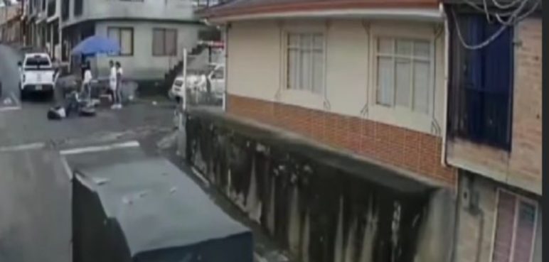 En Popayán una patrulla de la Policía atropelló a un motociclista