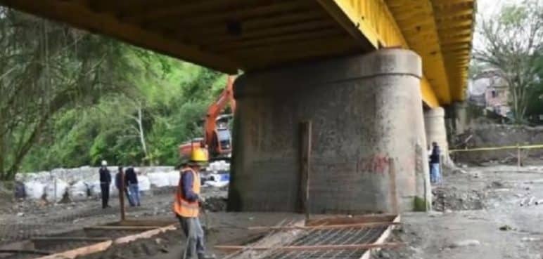 Se realiza el paso provisional por el puente Barragán que conecta el Valle con Quindío