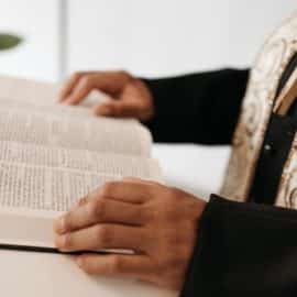 Sacerdote en estado de embriaguez dispara en contra de un Policía