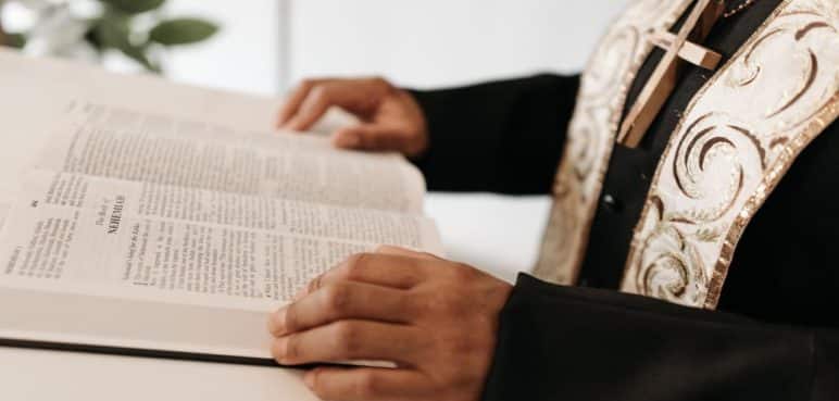 Sacerdote en estado de embriaguez dispara en contra de un Policía