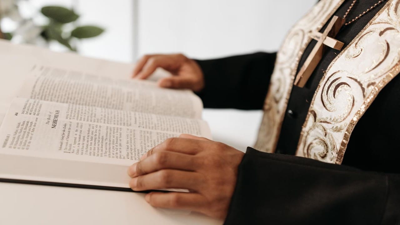 Sacerdote en estado de embriaguez dispara en contra de un Policía