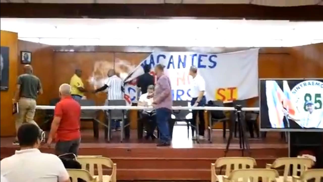 Video: Sindicato de trabajadores de Emcali se fueron a los golpes en plena asamblea