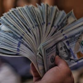 Baja el precio del dólar y el peso colombiano se revalúa exponencialmente