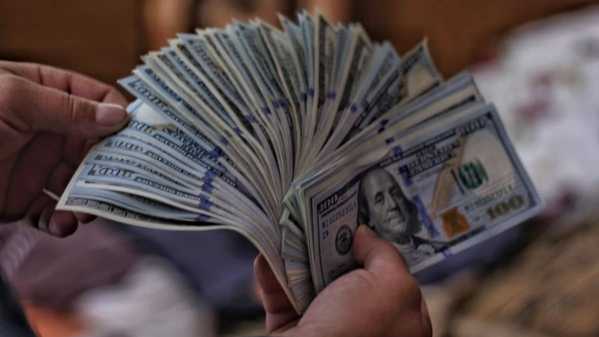 Baja el precio del dólar y el peso colombiano se revalúa exponencialmente