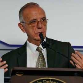 Ministro regañó a militares por video de disidencias inaugurando puente