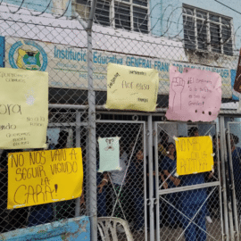 Alumnos protestan por deterioro en las instalaciones en colegio de Cali