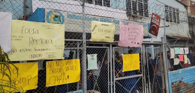 Alumnos protestan por deterioro en las instalaciones en colegio de Cali