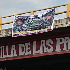 Apareció otra pancarta de las disidencias de las Farc en un puente de Cali