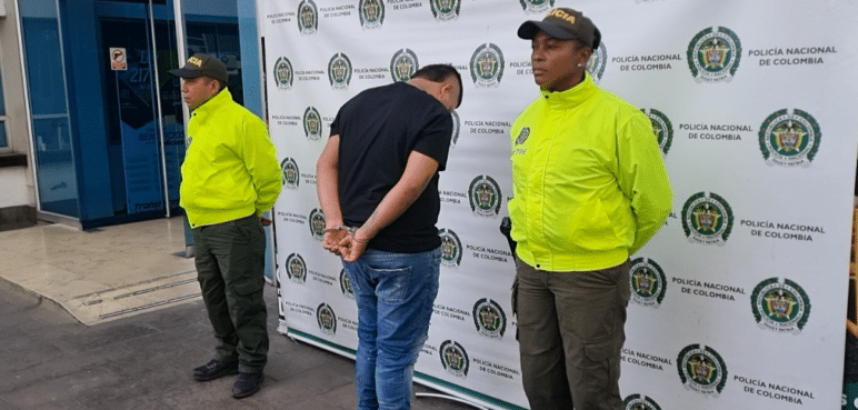 Autoridades capturan a hombre que se hacía pasar por guarda de tránsito