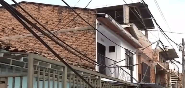 Cableado del barrio 7 de agosto está casi en el piso, comunidad pide arreglo