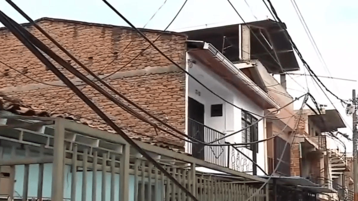 Cableado del barrio 7 de agosto está casi en el piso, comunidad pide arreglo
