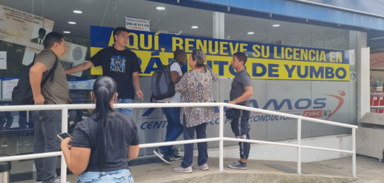Denuncian largas filas para renovar licencias de conducción en Cali