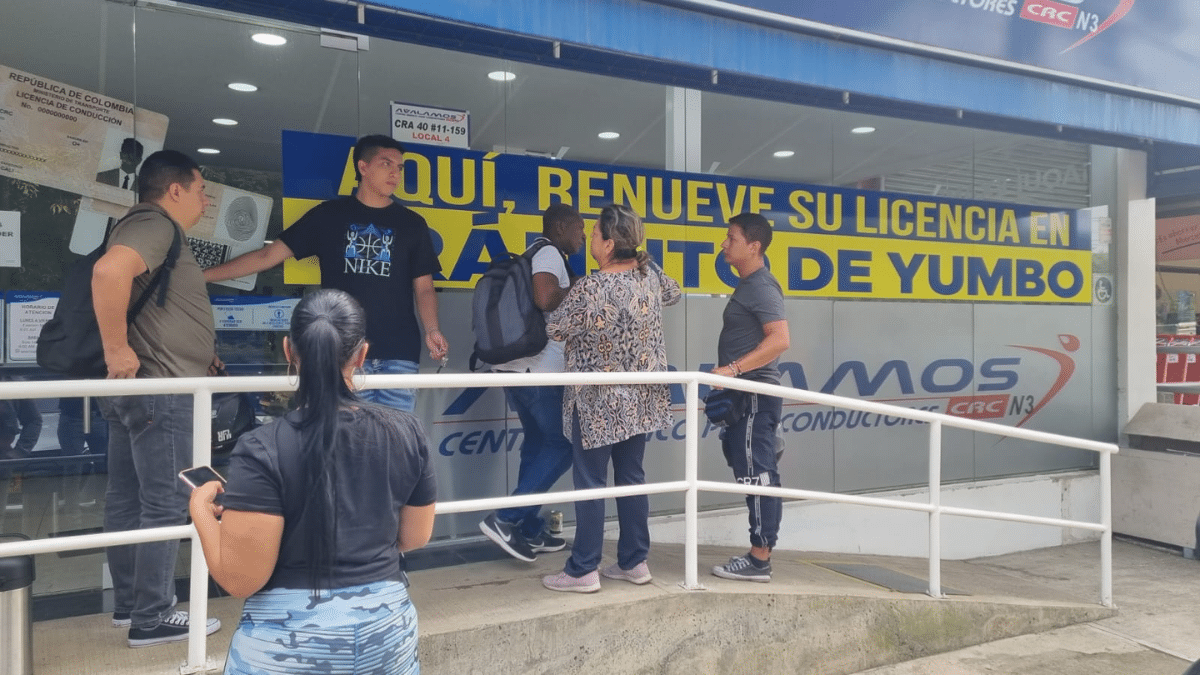 Denuncian largas filas para renovar licencias de conducción en Cali