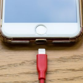 ¿Cargar el celular al 100% y dejarlo conectado consume energía?