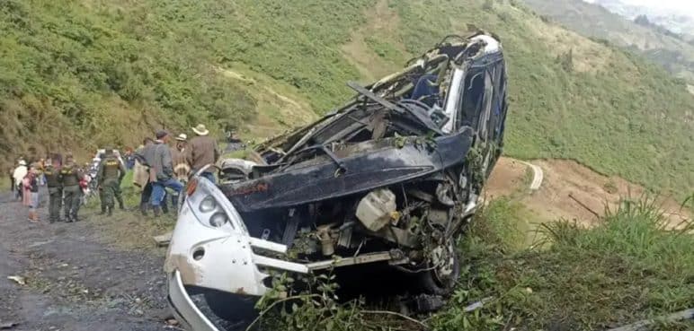 Trágico accidente de un bus escolar cobró la vida de tres menores