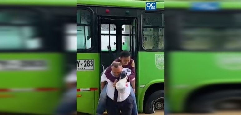 Un héroe en el agua: Esta es la historia de este conductor del MÍO