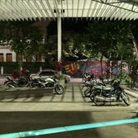 ¿Y la cultura? Plazoleta Jairo Varela se volvió parqueadero de motos en las noches