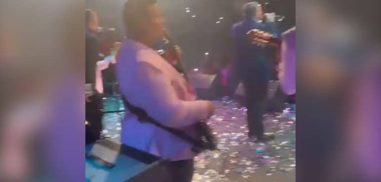 Hasta botellas volaron: Disturbios durante concierto de feria de Vijes