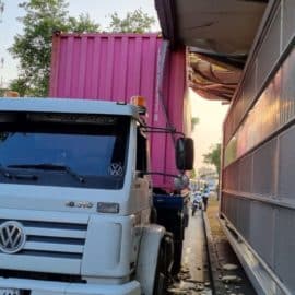 Video: Camión invadió el carril exclusivo del MÍO y quedó atascado en la estación