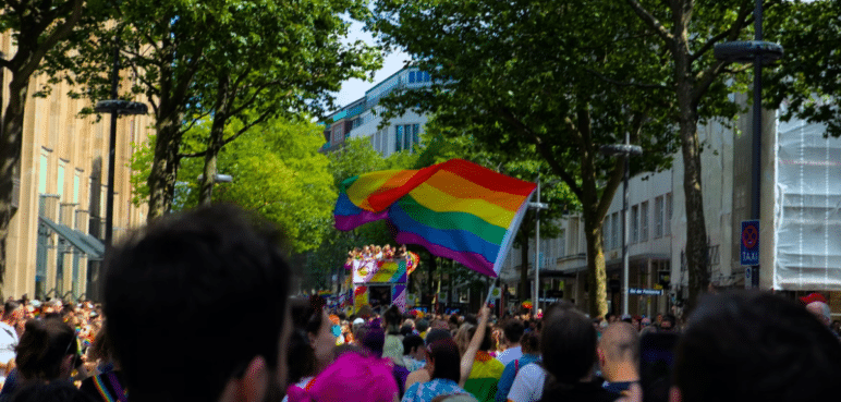 ¡En cada beso una revolución! Convocan a plantón por acto de homofobia