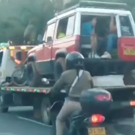 En video: Imprudencia en Cali, grúa llevaba 'guala' con pasajeros