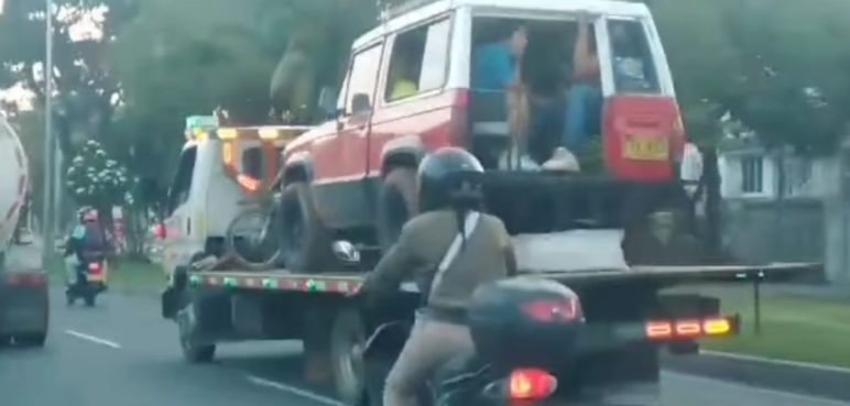 En video: Imprudencia en Cali, grúa llevaba 'guala' con pasajeros