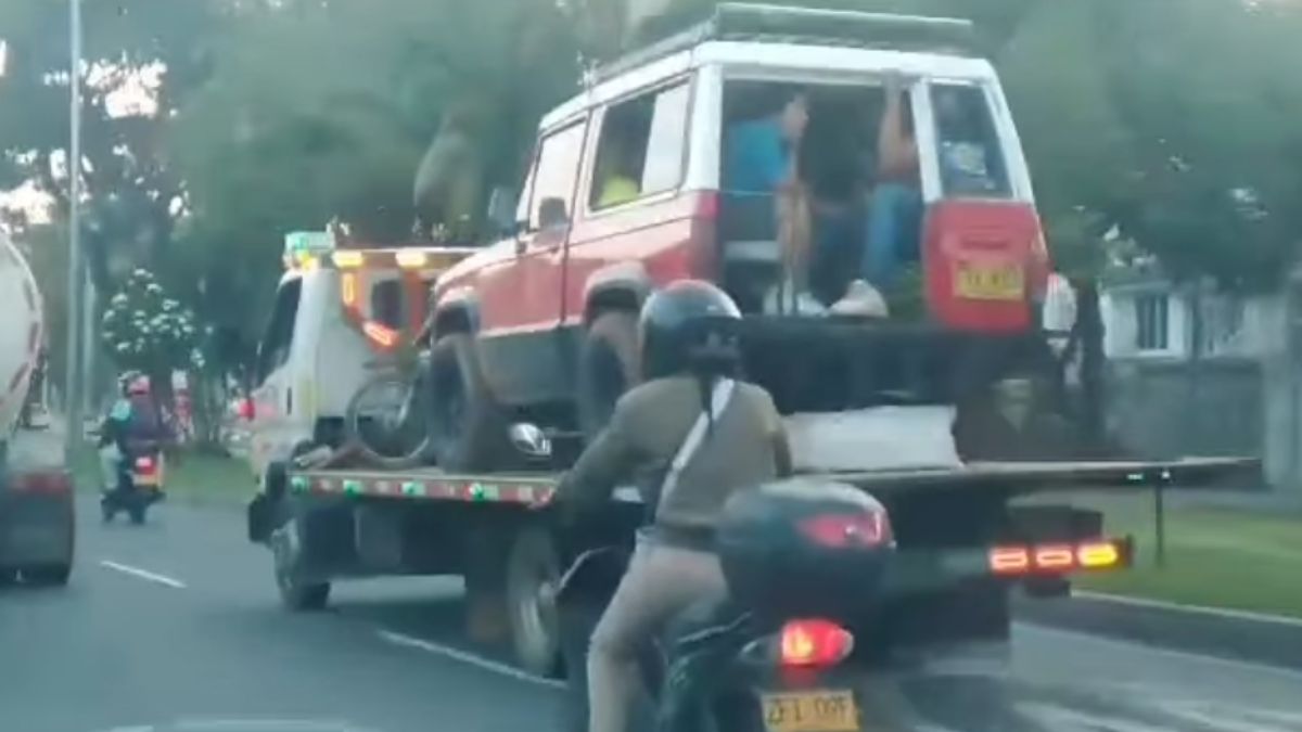 En video: Imprudencia en Cali, grúa llevaba 'guala' con pasajeros