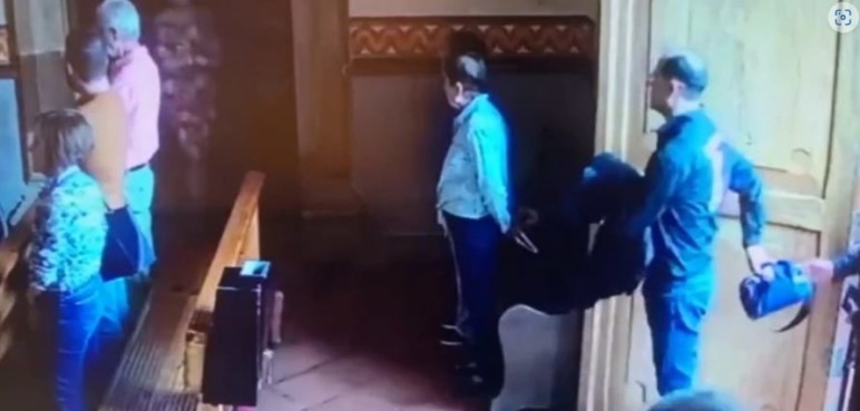 Mientras se encontraba en misa, una abuelita fue atracada por ladrones
