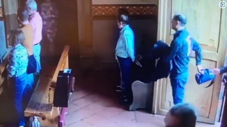Mientras se encontraba en misa, una abuelita fue atracada por ladrones