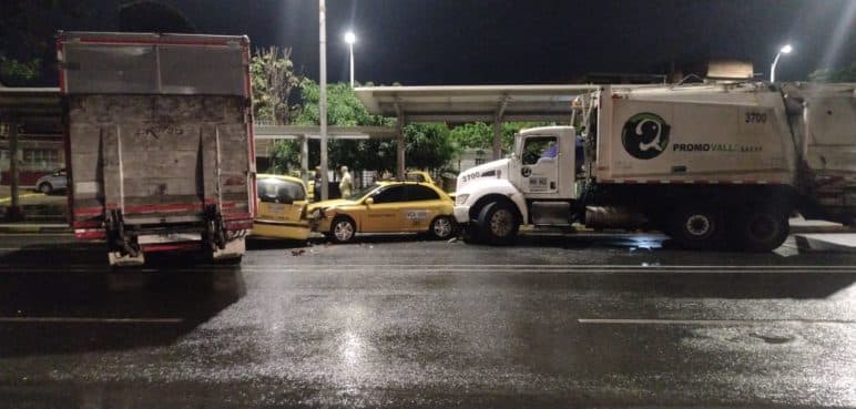 Video: Cinco vehículos causaron grave accidente de tránsito en el norte de Cali