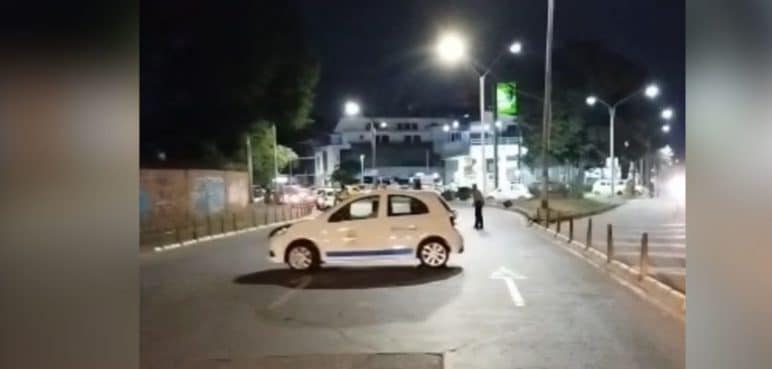 Taxistas bloquearon la Terminal de Cali: "Están hartos de los 'piratas'"