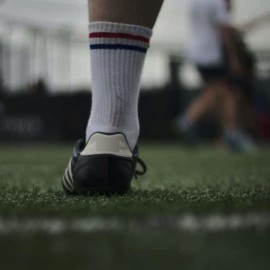 Polémica restricción de hinchada a futbolistas por color de guayos