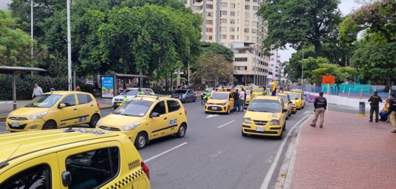 ¿Bonos de compensación por gasolina? Así podrán acceder los taxistas a este subsidio