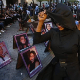 "No se puede salir con la suya": Hijo de Luz Mery Tristán en plantón contra crimen