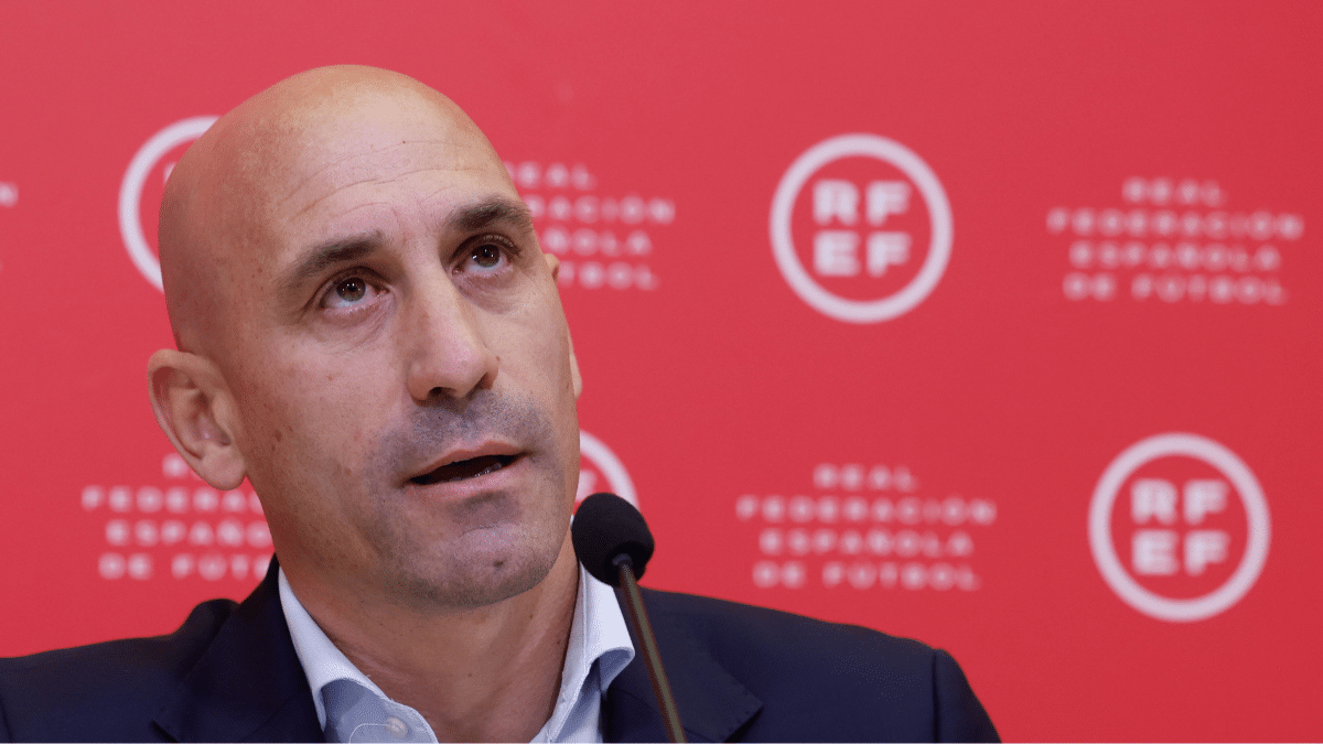 “Totalmente inaceptable”: Federación española sobre beso de Luis Rubiales