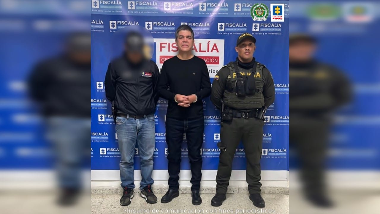 Armados y con uniforme de la Cruz Roja: Delincuentes robaron local en Cali