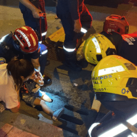 Video: Una niña de cuatro años quedó atrapada en una alcantarilla