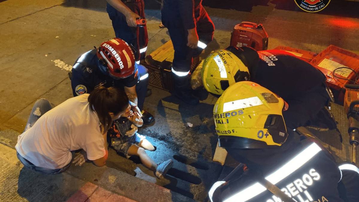 Video: Una niña de cuatro años quedó atrapada en una alcantarilla