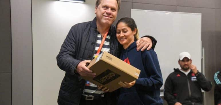 ¿Una tablet y un beso? Este fue el regalo para Colombia femenina tras clasificarse