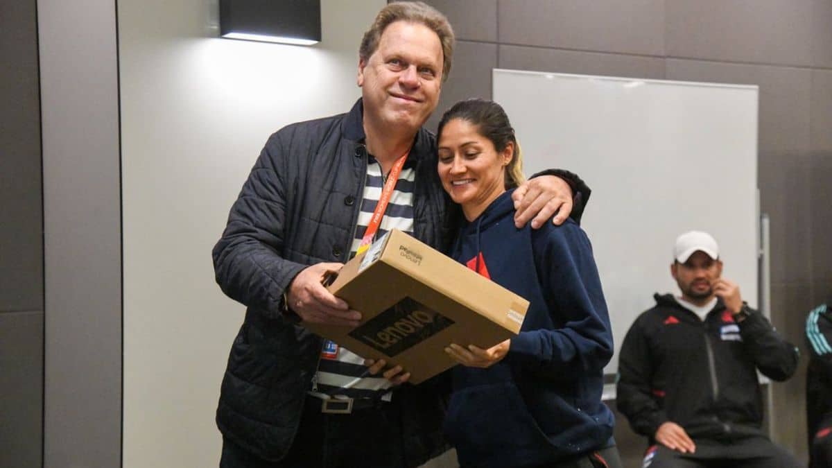 ¿Una tablet y un beso? Este fue el regalo para Colombia femenina tras clasificarse