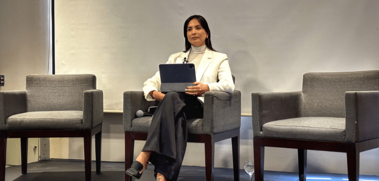 ¿Vestida y alborotada? Miyerlandi se quedó esperando a candidatos en debate