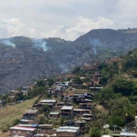 ¡Volvió a encenderse! Bomberos luchan por apagar incendio en Altos de Menga