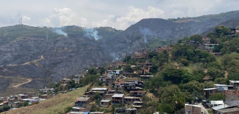 ¡Volvió a encenderse! Bomberos luchan por apagar incendio en Altos de Menga