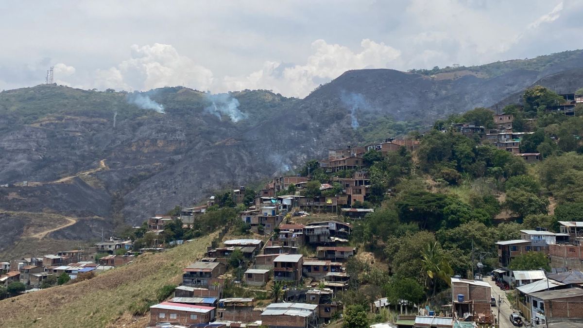 ¡Volvió a encenderse! Bomberos luchan por apagar incendio en Altos de Menga