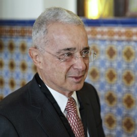 Fiscalía cita a Uribe por denuncia de calumnia contra una periodista