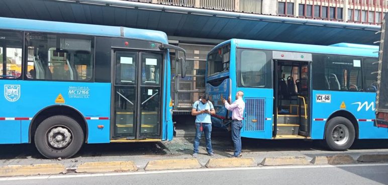 ¡Atención! Dos buses del MÍO se chocaron en el norte de Cali