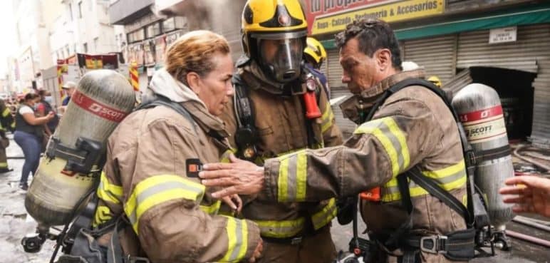 Gracias héroes: Bomberos de Cali controlaron incendio en el centro de la ciudad